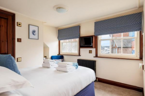 The Old Townhouse - Room 4 - Moments from the Harbour and Ferry Port